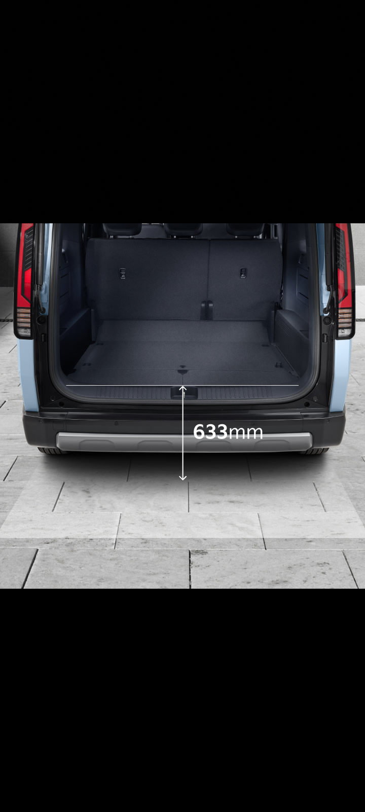 Ansicht der geöffneten Heckklappe des Kia PV5 Passenger mit Darstellung der niedrigen Ladekante.